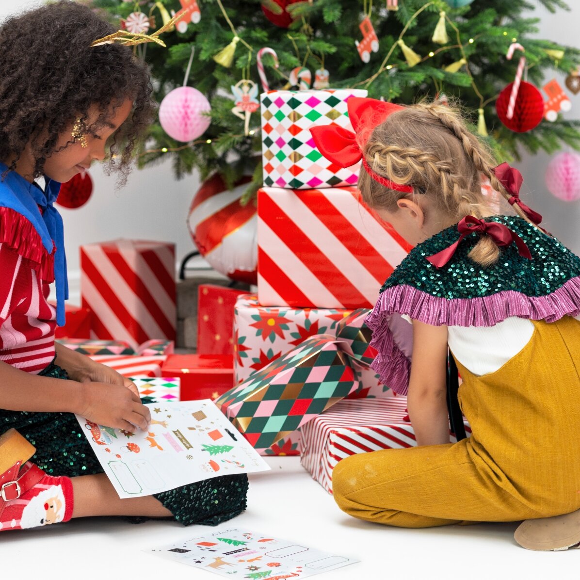 Carta da regalo a righe rosse e rosa