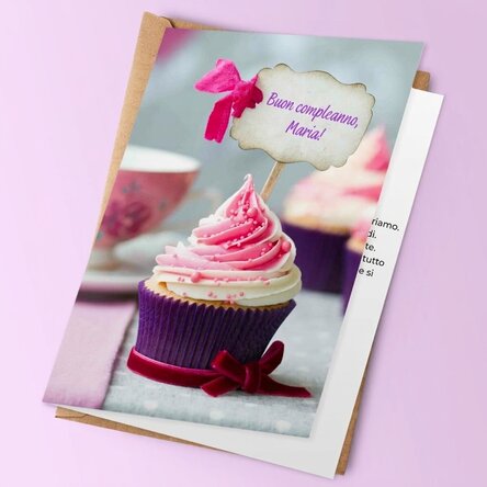 Biglietto di auguri personalizzato con cupcake viola