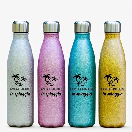 Tazza termica con glitter personalizzata con la scritta "Life is better at the beach"