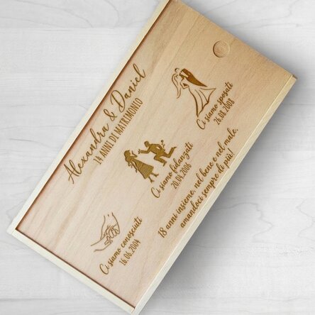 Scatola regalo personalizzata in legno con i momenti salienti del matrimonio