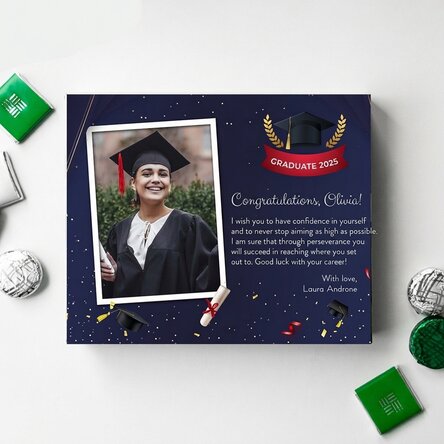 Scatola di cioccolatini personalizzata con una foto e un messaggio di laurea