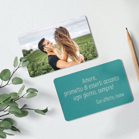 Tessera in alluminio personalizzata su entrambi i lati con una foto e un messaggio