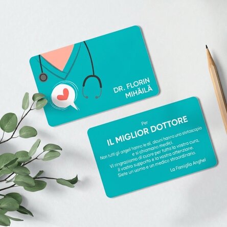 Tessera in alluminio personalizzata su entrambi i lati con messaggio per medico/assistente sanitario