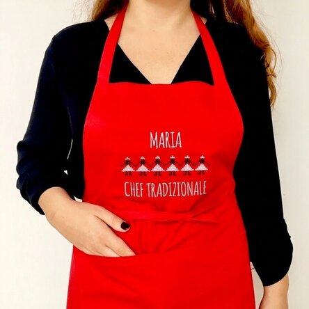 Modello personalizzato con ricamo tradizionale su sfondo rosso