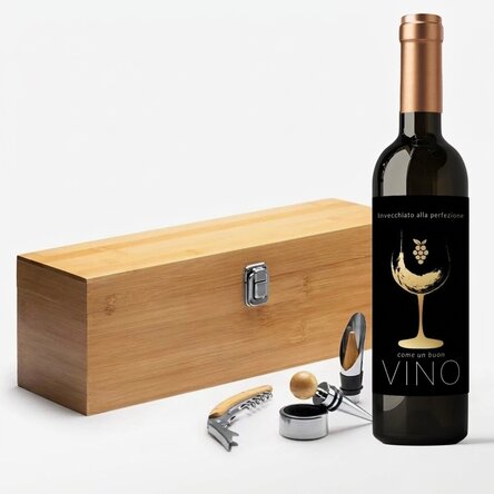 Set regalo composto da una bottiglia di vino e una scatola di bambù con accessori