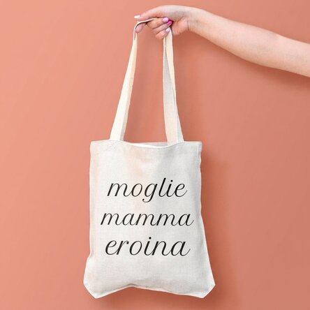Borsa personalizzata con la scritta: “Moglie, Mamma, Eroina”.