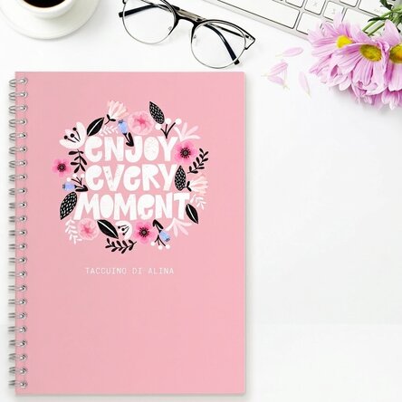 Quaderno personalizzato con la scritta "Enjoy every moment"