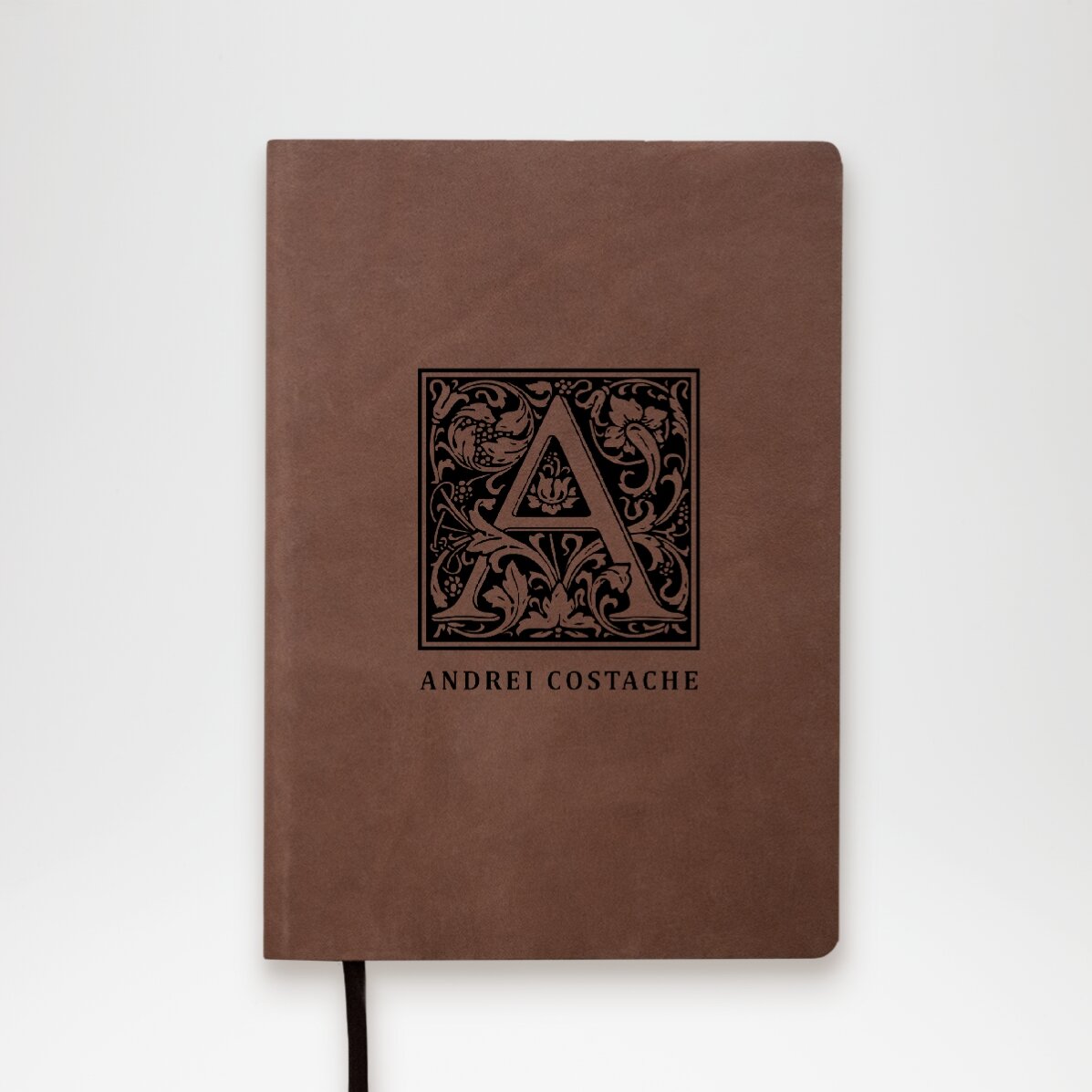 Agenda in pelle personalizzata con monogramma e nome per il giorno dell