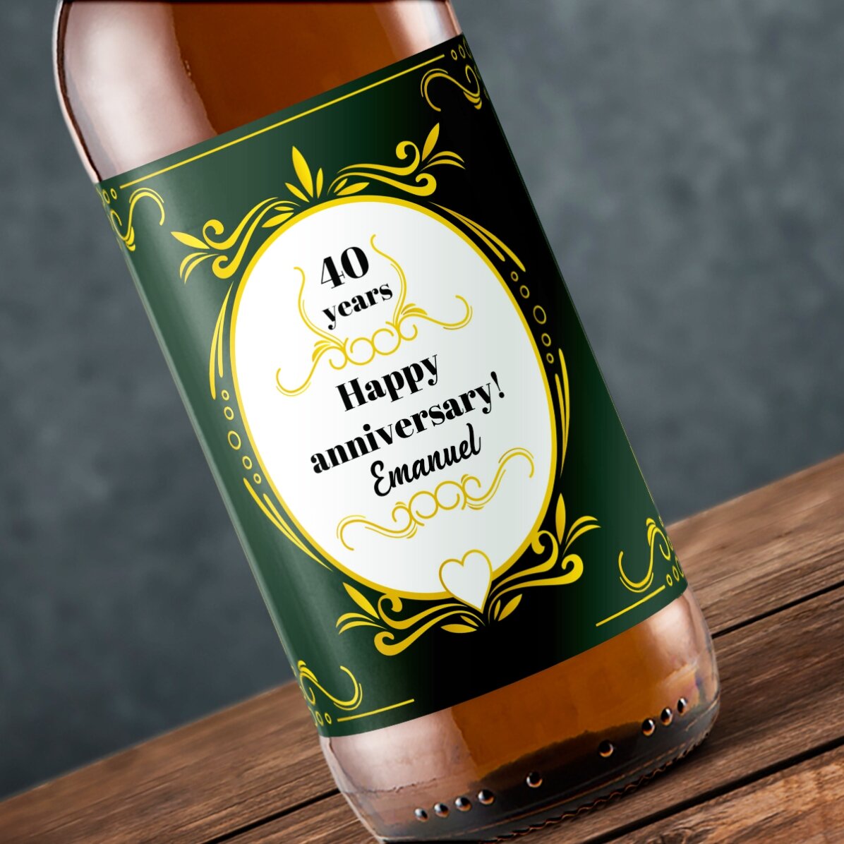 Birra personalizzata con la scritta: “Happy anniversary!”