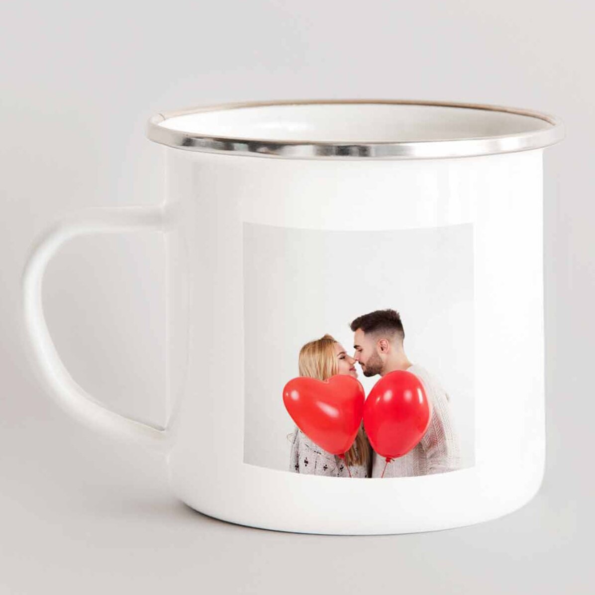 Tazza in metallo smaltato con una foto e una scritta