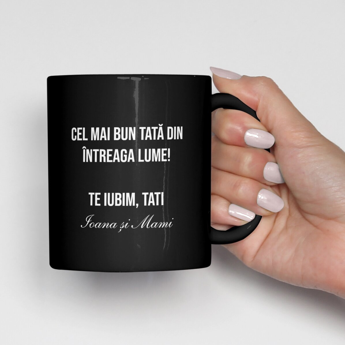 Tazza nera personalizzata con una foto e un messaggio