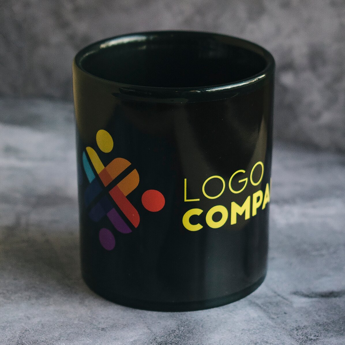 Tazza personalizzata con logo su sfondo nero