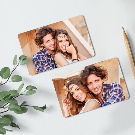 Tessera in alluminio personalizzata fronte-retro con foto in formato orizzontale