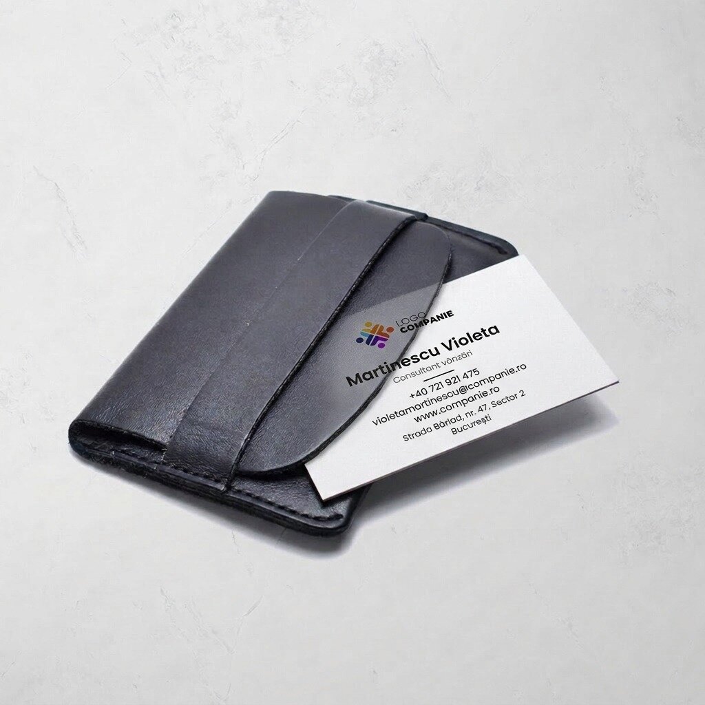 Biglietti da visita personalizzati su carta, design minimalista, logo e codice QR