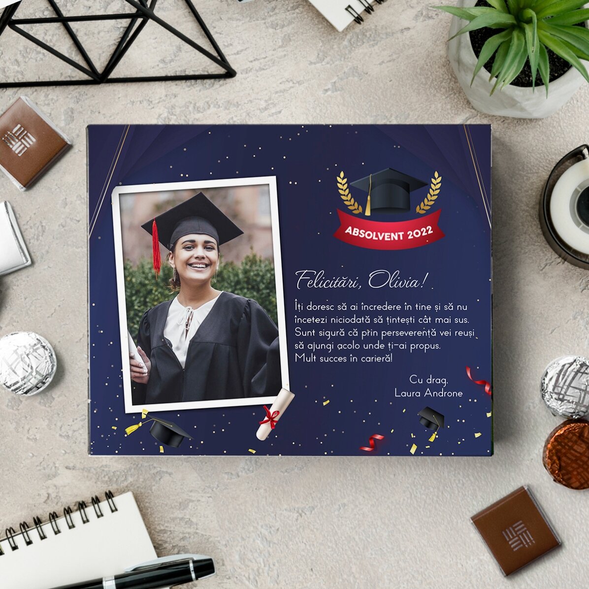 Scatola di cioccolatini personalizzata con una foto e un messaggio di laurea