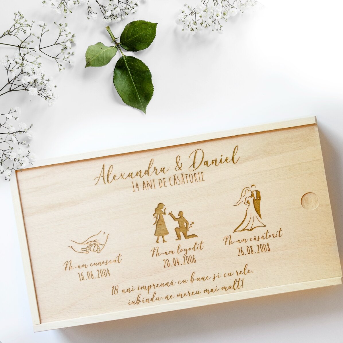 Scatola regalo personalizzata in legno con i momenti salienti del matrimonio
