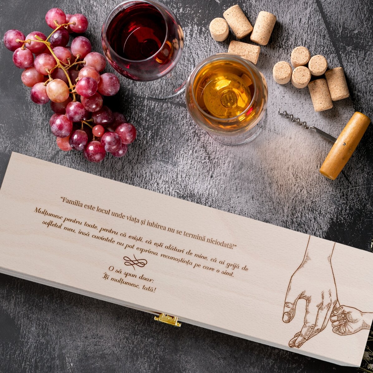 Scatola di vino personalizzata con un messaggio di ringraziamento per papà - Hands