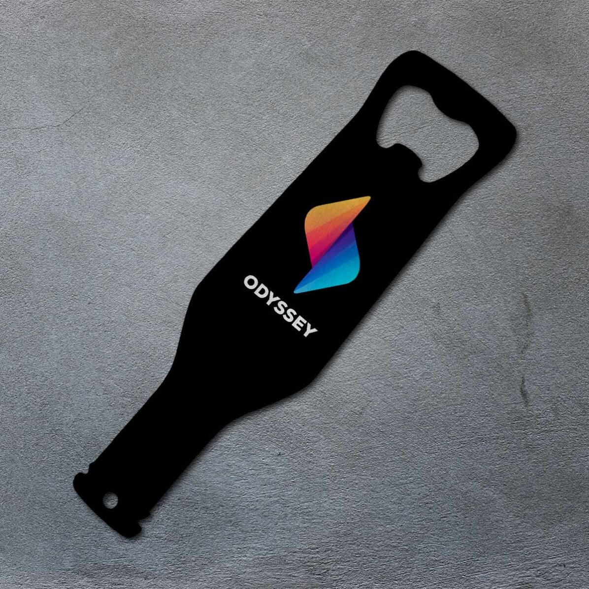 Apribottiglie a forma di bottiglia personalizzato con logo - sfondo colorato
