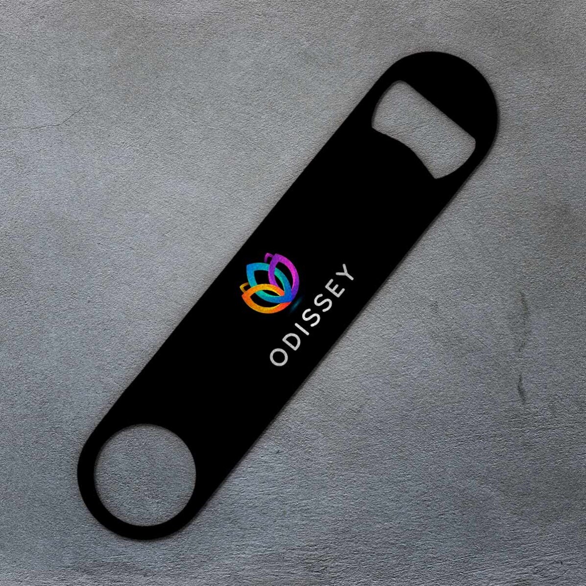 Apribottiglie personalizzato con logo su sfondo colorato