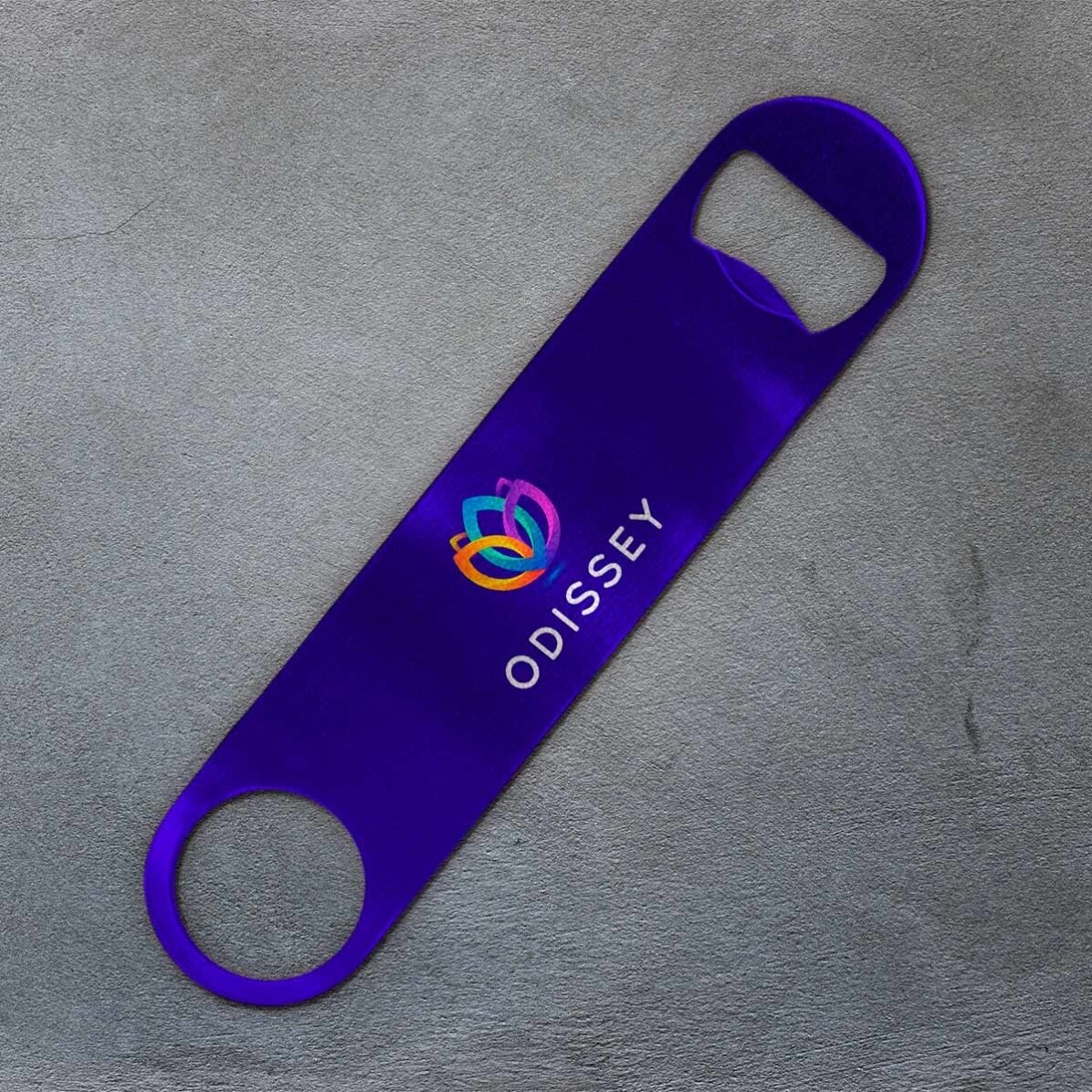Apribottiglie personalizzato con logo su sfondo colorato