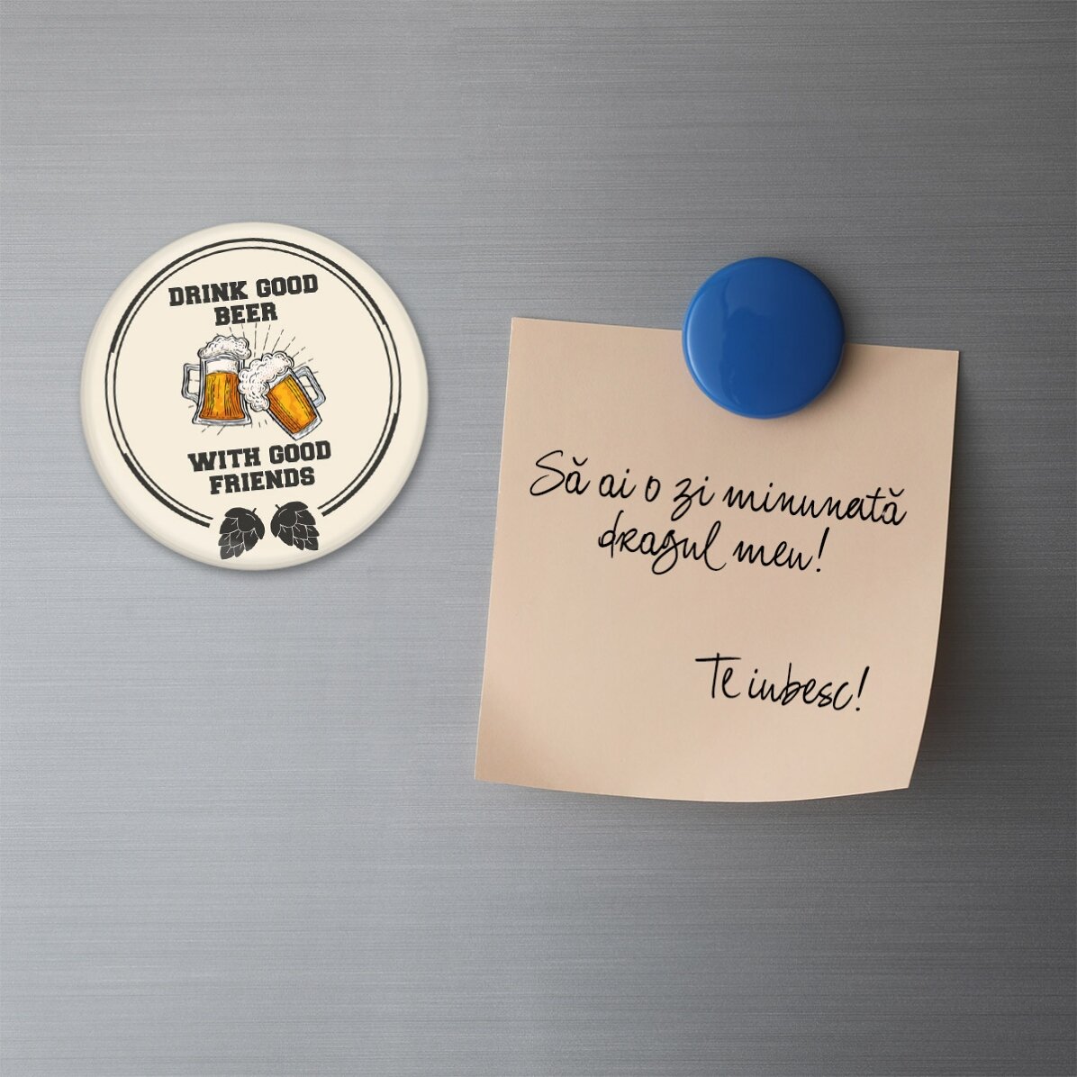 Apribottiglie con magnete personalizzato con la scritta "Good beer with good friends"
