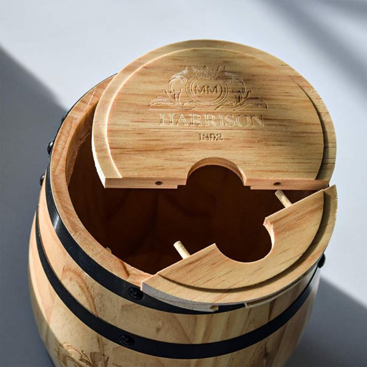 Dispenser per vino a forma di botte