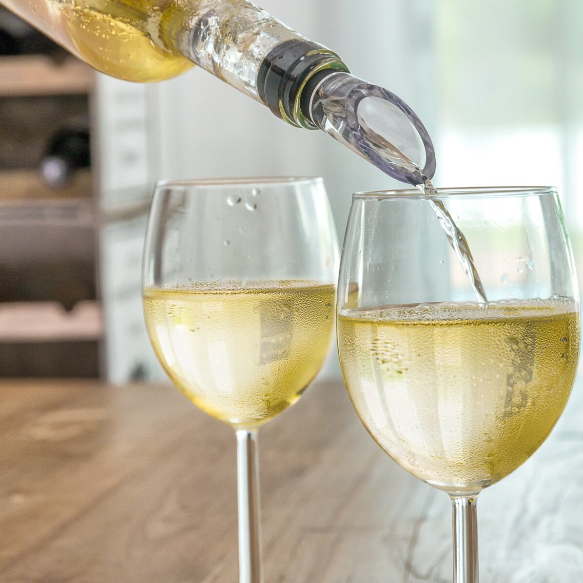 Dispositivo con aeratore per il raffreddamento del vino