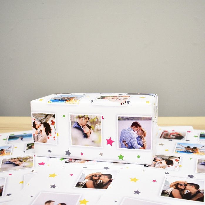 Carta da regalo personalizzata con 13 foto, sfondo con stelline colorate
