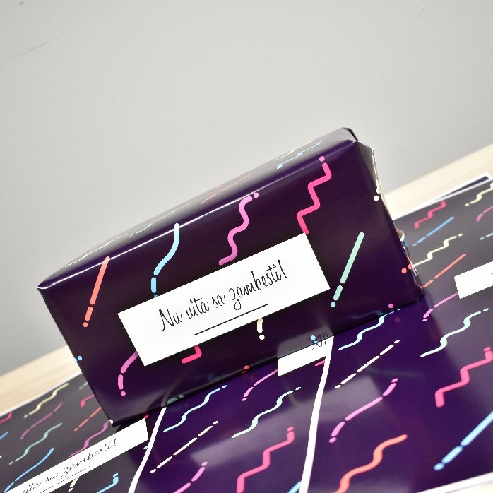Carta da regalo personalizzata con testo incorniciato, sfondo viola scuro