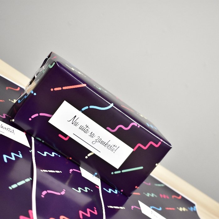 Carta da regalo personalizzata con testo incorniciato, sfondo viola scuro