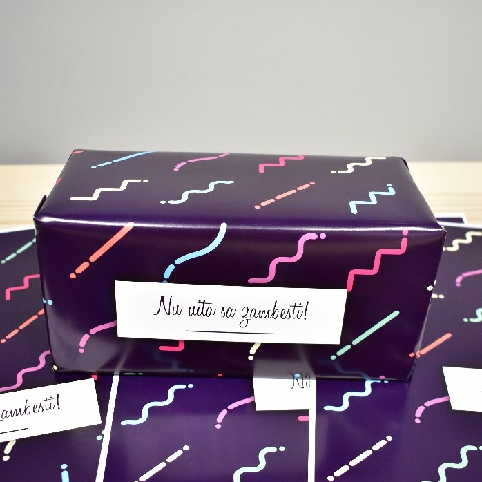 Carta da regalo personalizzata con testo incorniciato, sfondo viola scuro