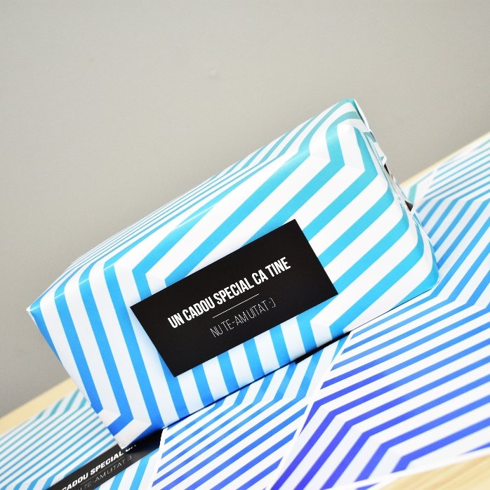 Carta da regalo personalizzata - modello con sfumatura blu e testo con bordo nero