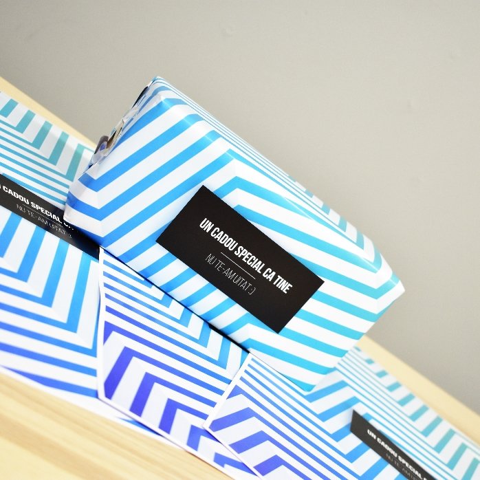 Carta da regalo personalizzata - modello con sfumatura blu e testo con bordo nero