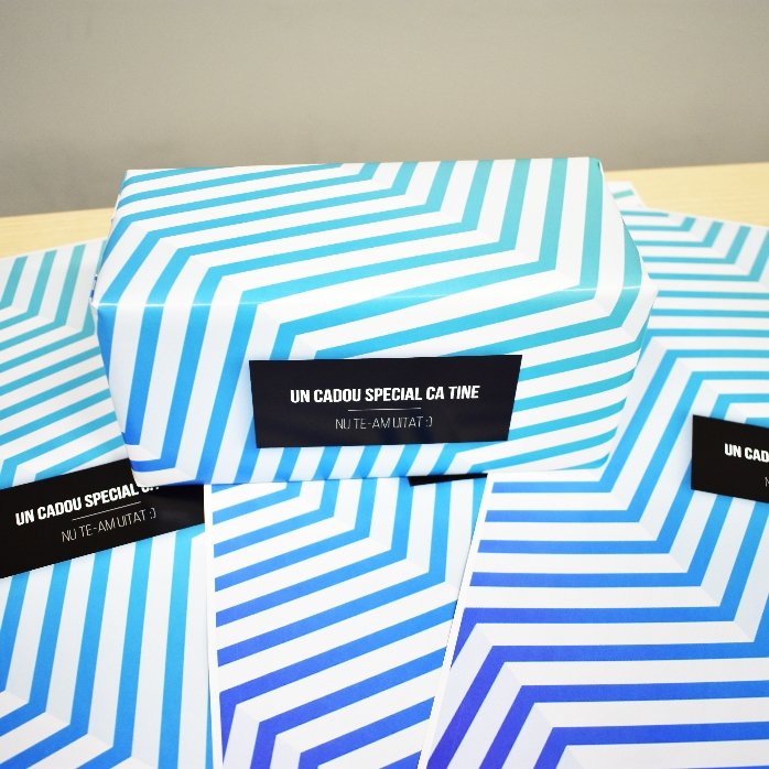 Carta da regalo personalizzata - modello con sfumatura blu e testo con bordo nero