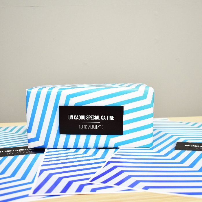 Carta da regalo personalizzata - modello con sfumatura blu e testo con bordo nero