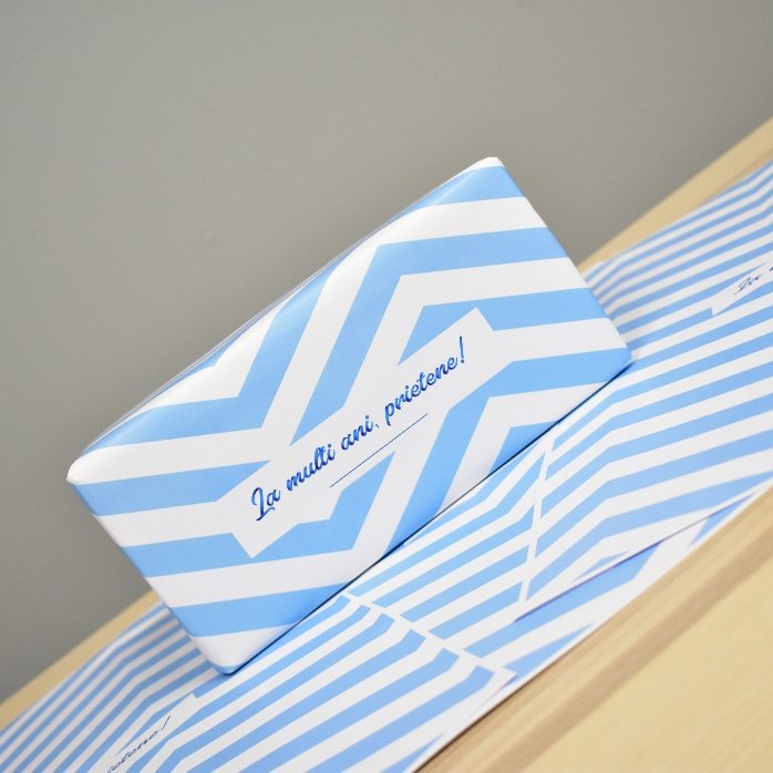 Carta da regalo personalizzata - modello "blue stripes" con testo incorniciato
