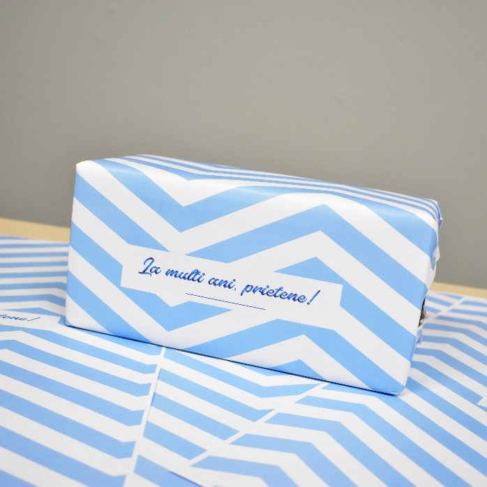 Carta da regalo personalizzata - modello "blue stripes" con testo incorniciato