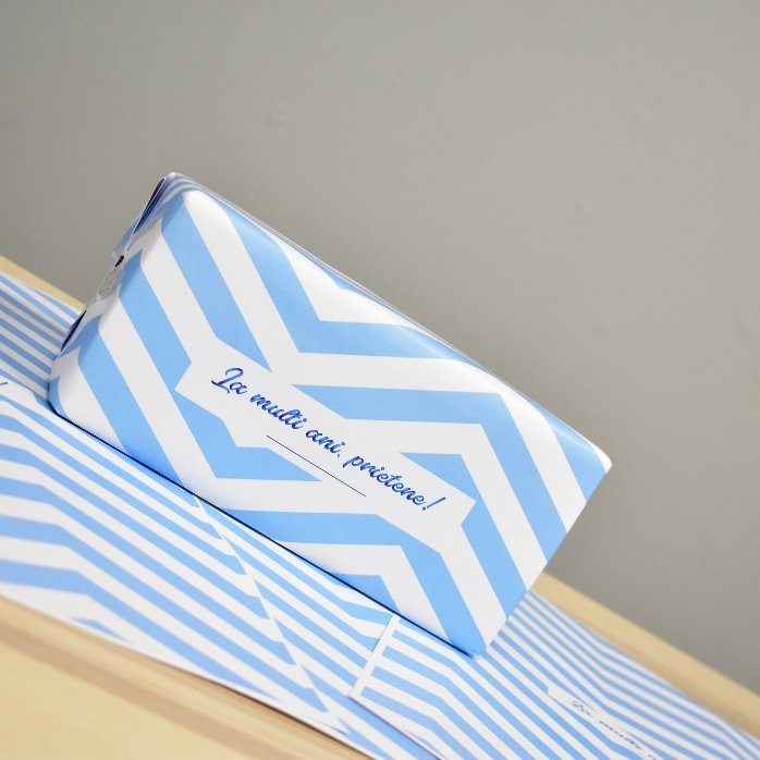 Carta da regalo personalizzata - modello "blue stripes" con testo incorniciato