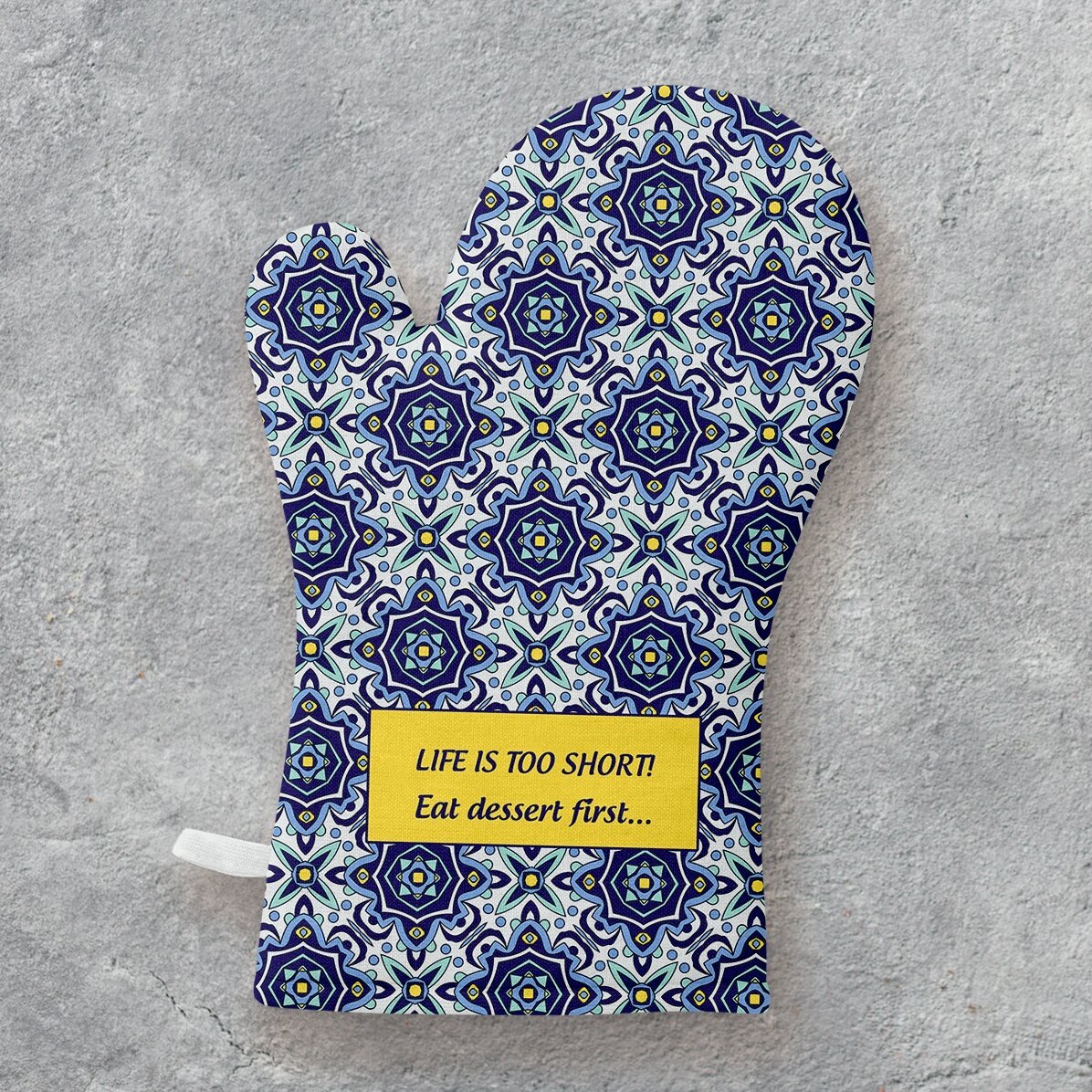 Guanto da cucina personalizzato con la scritta "dessert first"...