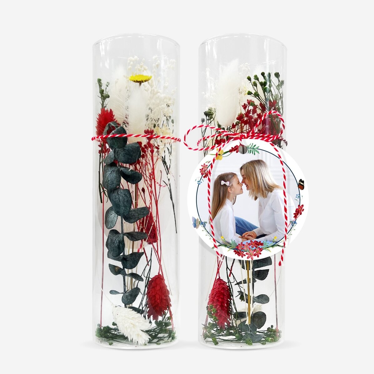 Ciondolo Martisor in vetro con fiori stabilizzati, personalizzato con una foto