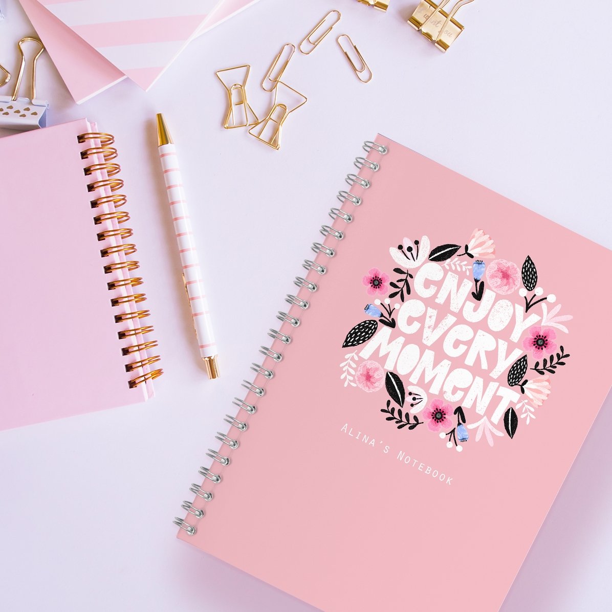 Notebook personalizzato con la scritta "Enjoy every moment"