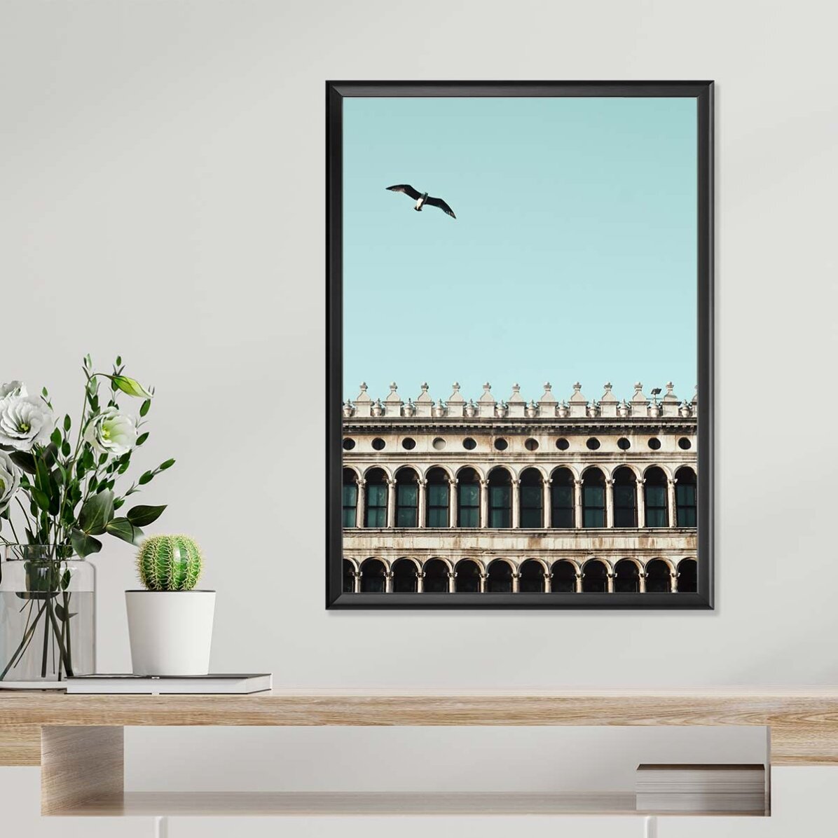 Poster con uccello e edificio
