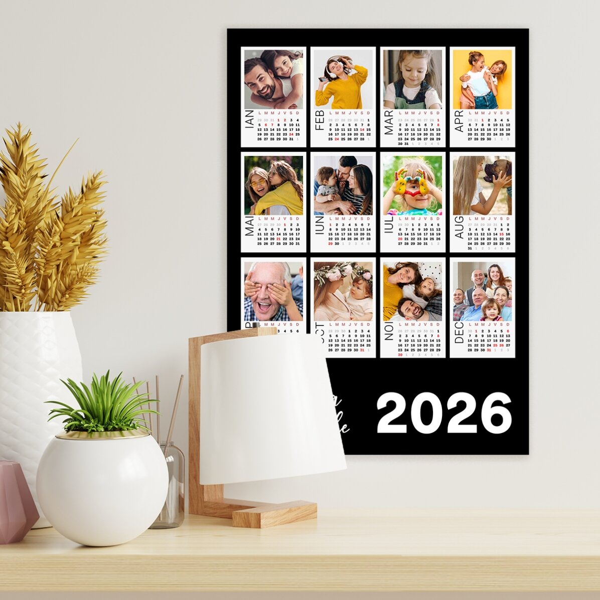 Poster calendario personalizzato con 12 foto Polaroid e sfondo colorato