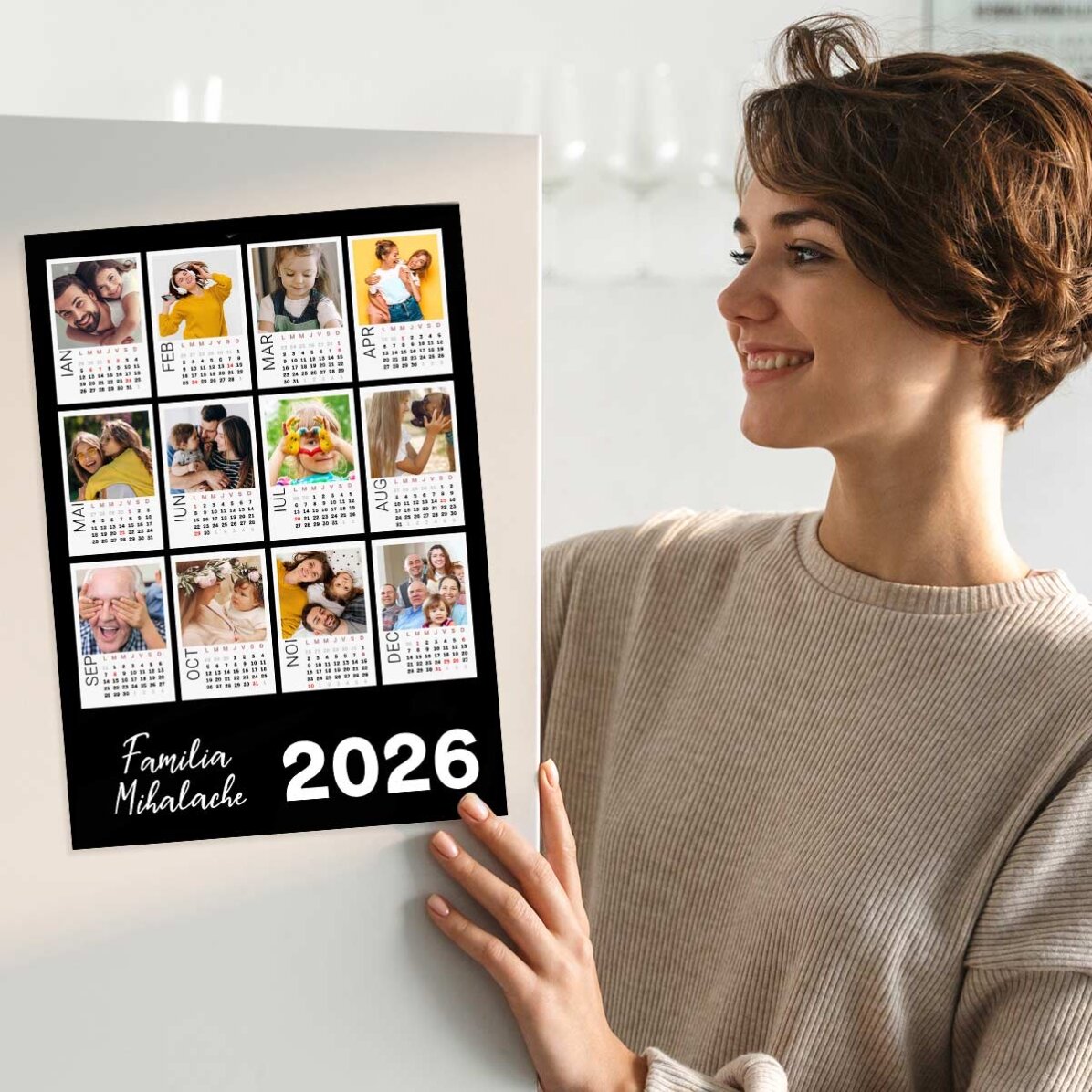 Poster calendario personalizzato con 12 foto Polaroid e sfondo colorato