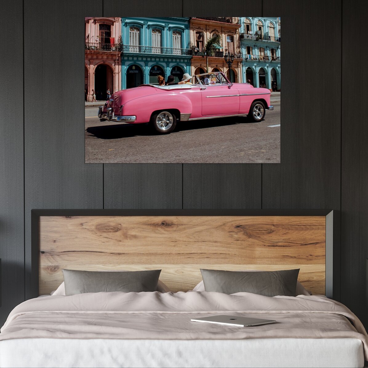 Poster: Auto vintage rosa per strada