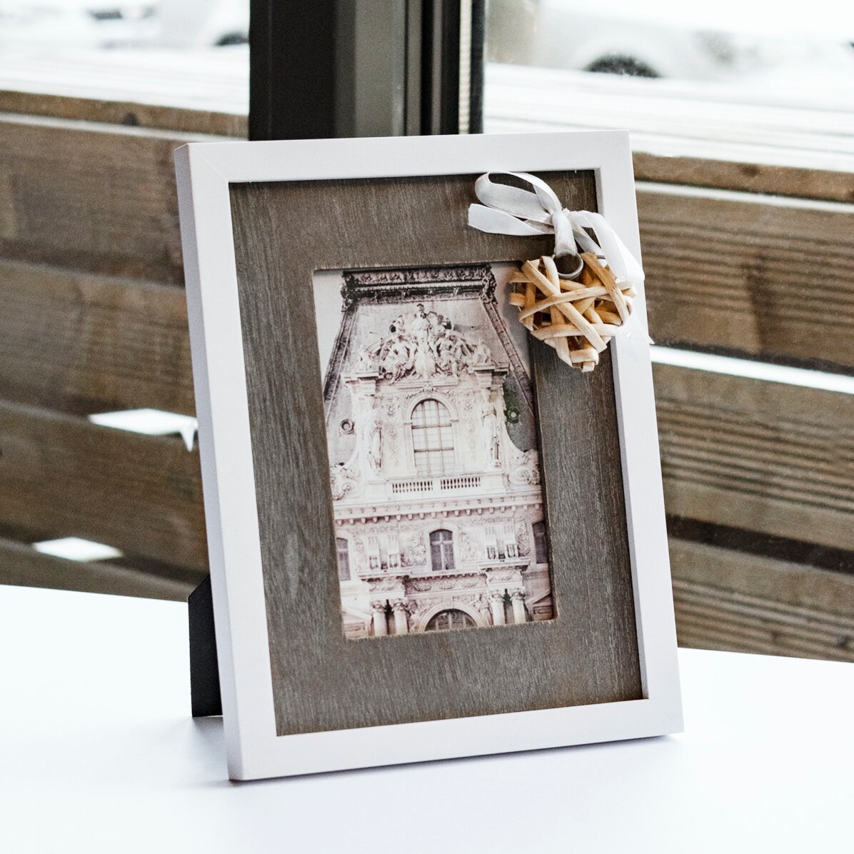 Cornice per foto con fiocco e cuore in legno, 18,5x23,5 cm