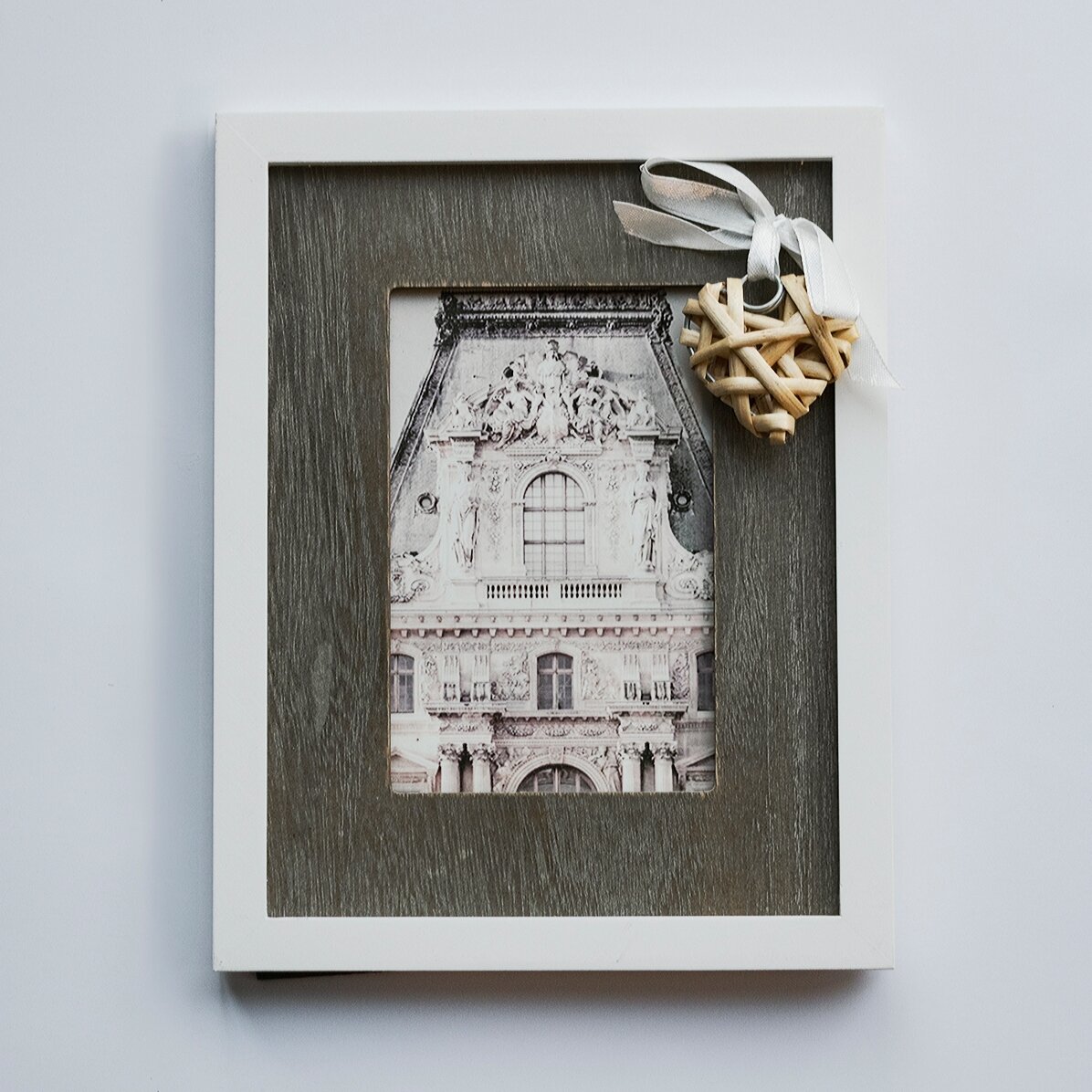 Cornice per foto con fiocco e cuore in legno, 18,5x23,5 cm