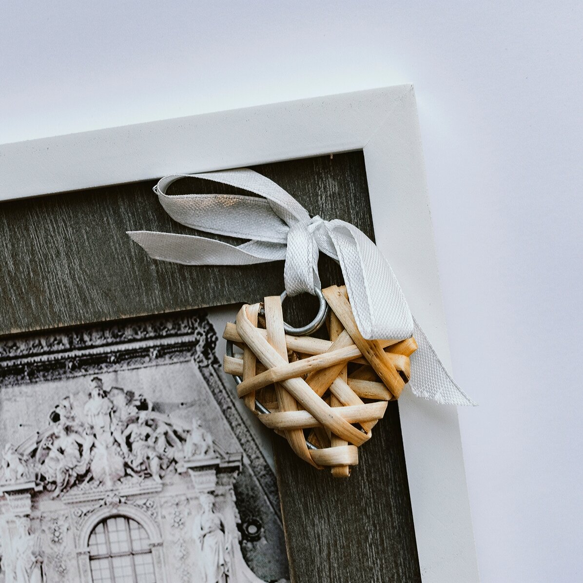 Cornice per foto con fiocco e cuore in legno, 18,5x23,5 cm