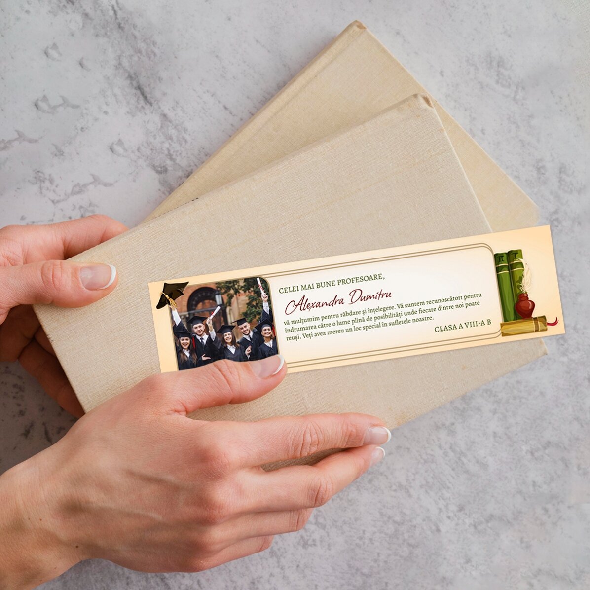 Segnalibro personalizzato con una foto e un messaggio di laurea per gli insegnanti