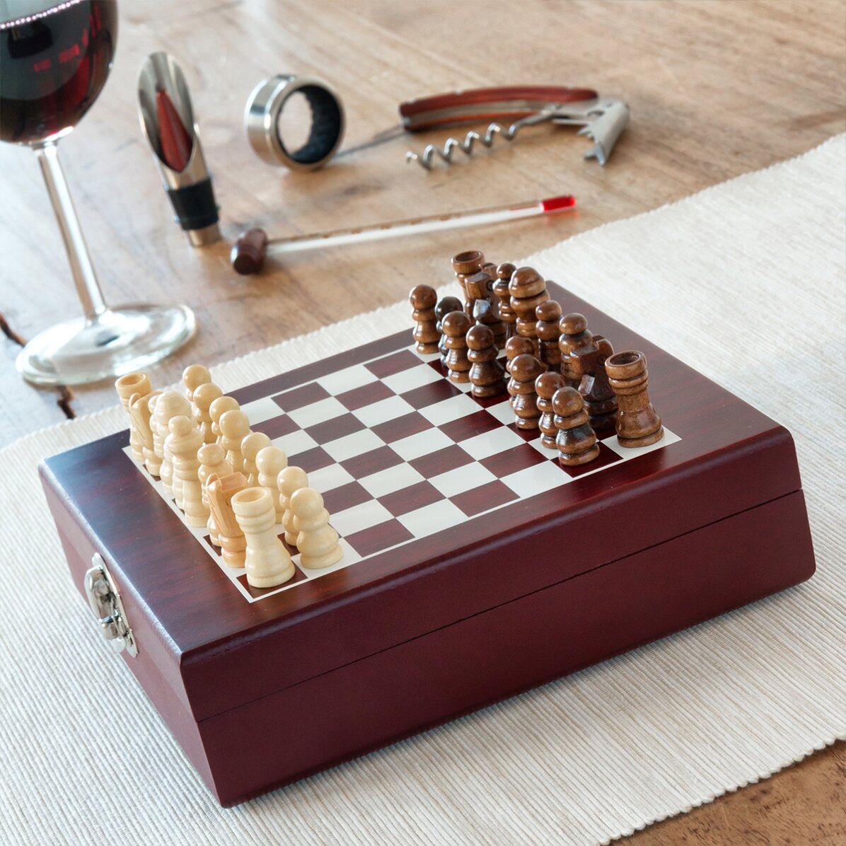 Set da scacchi con accessori per il vino
